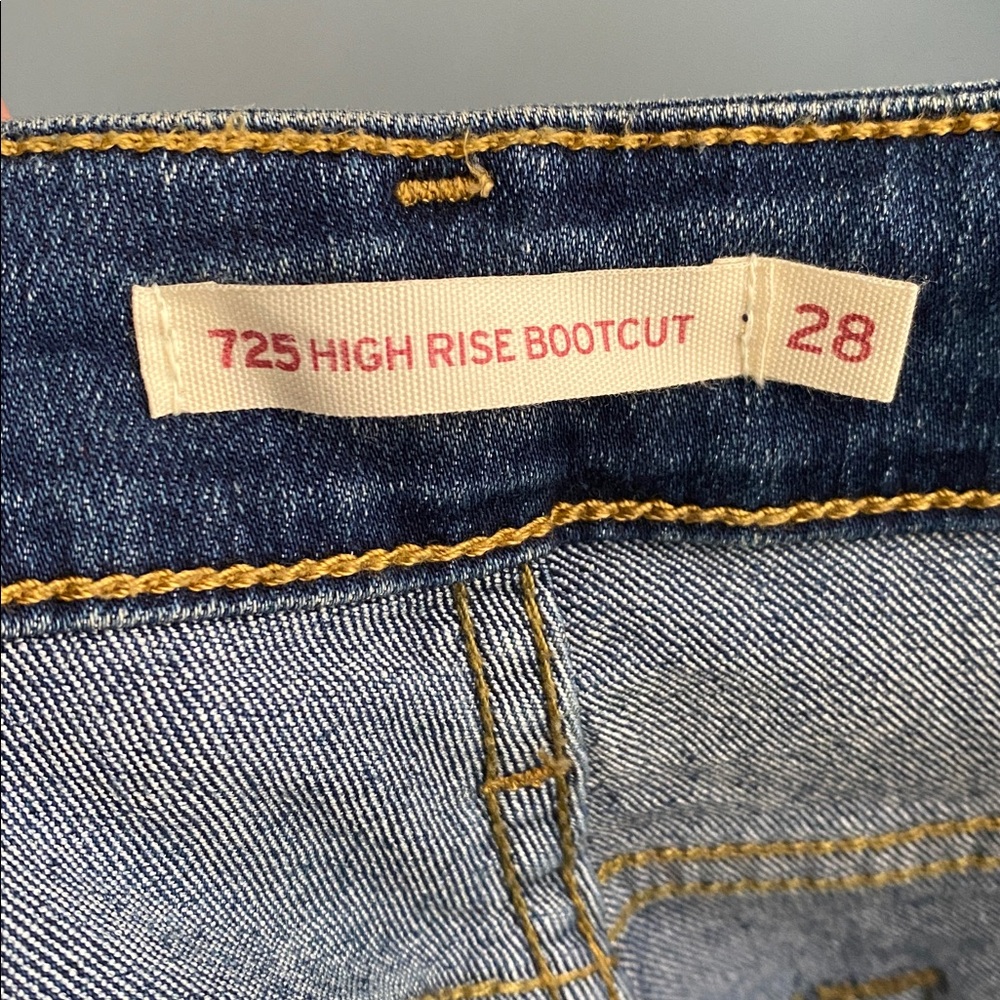 Levi’s 725 High Rise Bootcut Jeans - Picture 8 of 9